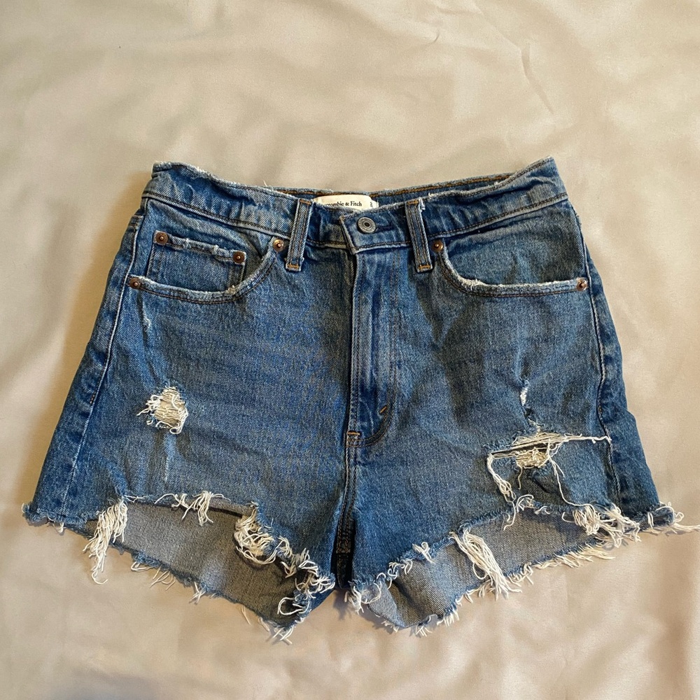 Abercrombie & Fitch “The Mom Short” high rise + curve love